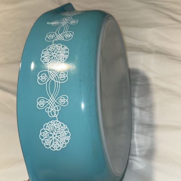 Vintage Pyrex Lace Medallion 2 1/2 Quart Casserole - Picture 12 of 16